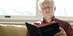 Un bărbat citind din Biblie