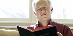 Um homem lendo a Bíblia