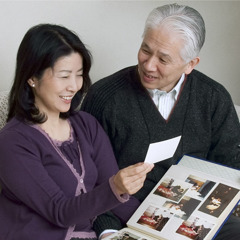 Ett gift par som tittar i ett fotoalbum