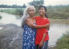 Marieta és az anyukája a keresztelkedésük napján