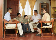 Виктор проучава Свето писмо са породицом