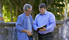 Ο Ίαν Κινγκ διαβάζει ένα εδάφιο από τη Γραφή σε κάποιον κύριο.