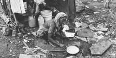 Mujer y niños viviendo en extrema pobreza