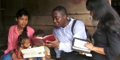 Anh Jason Blackwell đang rao giảng ở Cam-pu-chia