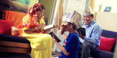 Rodičia so synom hrajú biblický príbeh na rodinnom uctievaní