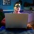На млад човек му се појавува провокативна слика на компјутер додека седи во својата затемнета соба