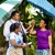 Ein Ehepaar unterhält sich im Predigtdienst mit einer Frau und gibt ihr einen Regenschirm