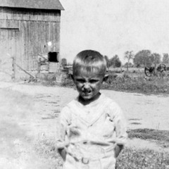Kenneth Little jako mały chłopiec na rodzinnej farmie