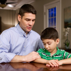 Brižan otac moli se sa svojim sinom