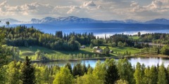 La belleza de la creación: las montañas, un hermoso lago y verdes árboles