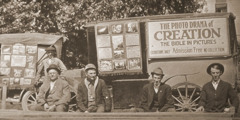 Drama-lastvagnar användes för att göra reklam för dramat och frakta utrustningen.