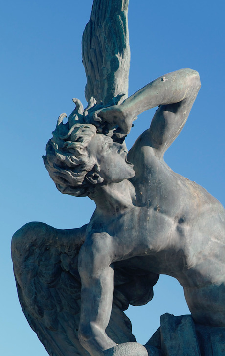 Escultura que retrata Satanás como um anjo decaído