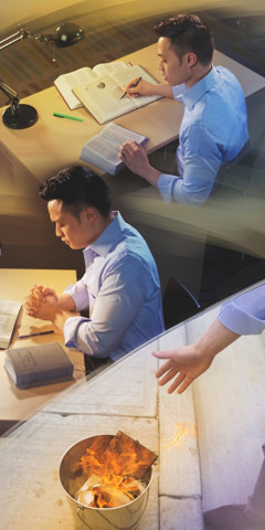 Egy fiatal férfi tanulmányozza a Bibliát, imádkozik, és elégeti a spiritiszta tárgyait