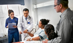 Hastanede yatan bir hemşire doktorlarla konuşuyor