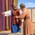 Moisés viste a Aarón con la ropa de sumo sacerdote