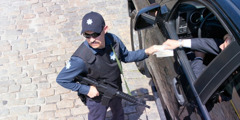En korrupt politimand tager imod bestikkelse