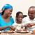 Ein glücklich verheirateter Mann mit seiner Frau und seiner Tochter beim Essen