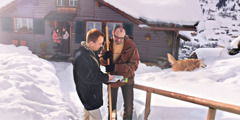 Todistajat kertovat Raamatun sanomaa pariskunnalle näiden kodin edustalla Grindelwaldissa Sveitsissä