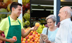 Ein Verkäufer berät die Kunden voll begeistert am Obststand
