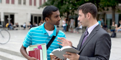 Ein Zeuge Jehovas (Martin A.) spricht mit einem jungen Mann (Eric N.)