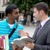Ein Zeuge Jehovas (Martin A.) spricht mit einem jungen Mann (Eric N.)