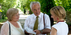 Ernest Loedi e sua moglie, Rose, parlano della Bibbia con una donna