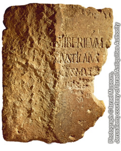 Eine Steintafel, deren Inschrift den Namen Pilatus in Latein enthält