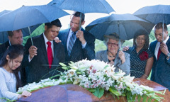 Testigos consolando a una familia en un entierro