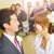 El novio y la novia intercambian votos matrimoniales en el Salón del Reino mientras los invitados los observan