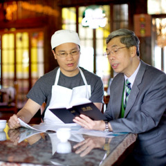 رجل يدرس الكتاب المقدس مع شاهد ليهوه في مكان عمله