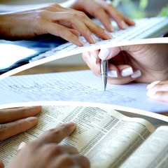 اشخاص يطلبون درسا في الكتاب المقدس من خلال الانترنت،‏ الرسائل،‏ ودليل الهاتف