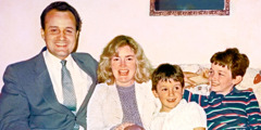 앤서니 모리스와 아내 수전과 어린 두 아들