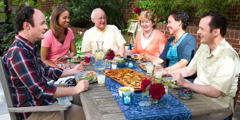 Энтони и Сьюзен Моррис обедают со своими сыновьями и невестками