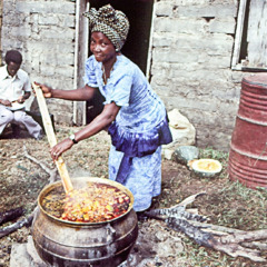En søster i Sierra Leone rører i en gryde med mad