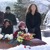Orang dewasa dan anak-anak berkumpul mengelilingi peti mati di pemakaman