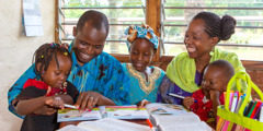 Et ektepar som er Jehovas vitner, studerer Bibelen med barna sine