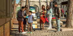 Saray agagin Italian ed Chinese congregation ya manguusar na cart display pian napulongan da ray turista ed Rome
