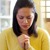 Eine Frau, die betet