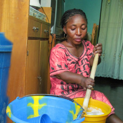 Sarah Maiga mentre fa il sapone