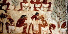 Bir berberi çalışırken gösteren eski Mısırlılara ait bir duvar resmi