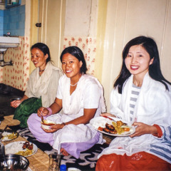 Michiyo Kumagai and others enjoy a meal together