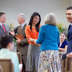 Personas hablando en un Salón del Reino