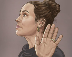 Μια γυναίκα εκφράζει άρνηση με υψωμένο χέρι