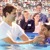 Grupp inimesi, sealhulgas üks mõtlik poiss, vaatab noore kristlase ristimist