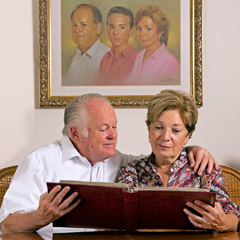 Robert ja hänen vaimonsa katsovat valokuvia albumista