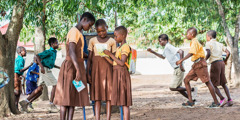 Une jeune proclamatrice du Ghana prêchant à ses camarades à l’aide d’un tract