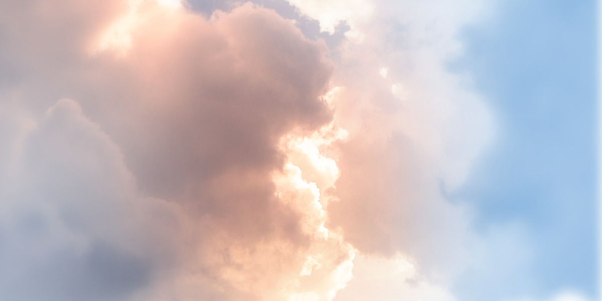 El cielo azul con algunas nubes