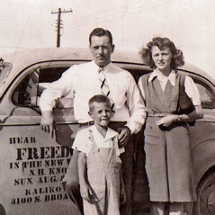 تھامس مکلین 1940ء کے لگ بھگ،‏ اپنے والدین کے ساتھ