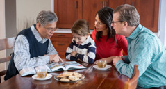 Верный Богу пожилой брат рассказывает семье из собрания о своей жизни