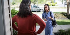 En omsorgsarbeider snakker med en sint kvinne